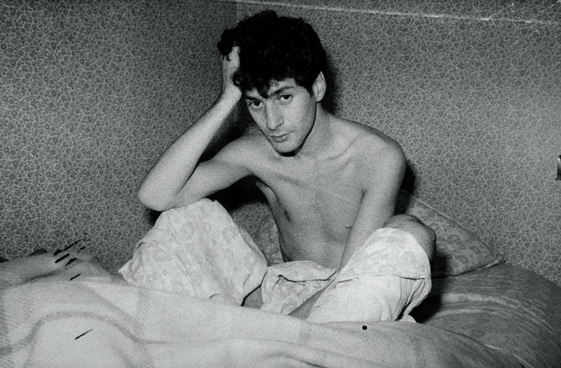 Étienne Daho — Le réveil, chez Sylvie Coma.
Rennes 1980.
 — Pierre René-Worms Photographe
