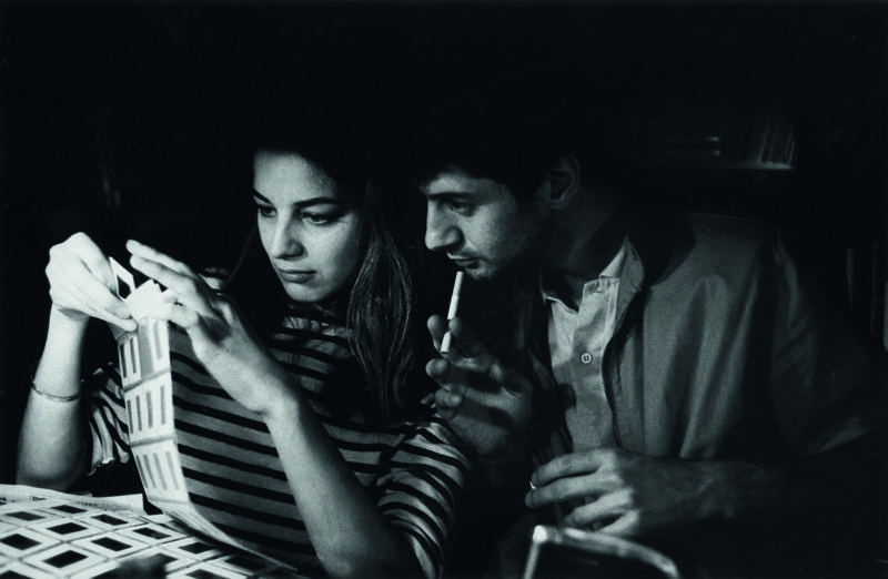 Étienne Daho — Etienne et Elli Medeiros choisissant l’Ekta de la photo de pochette de « Mythomane ».
Paris 1981
 — Pierre René-Worms Photographe