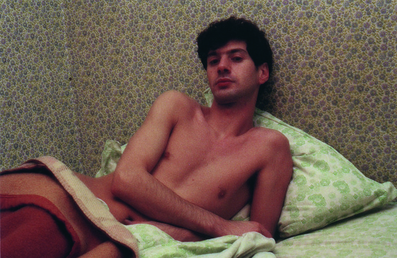 Étienne Daho — Le réveil, chez Sylvie Coma.
Rennes 1980.
 — Pierre René-Worms Photographe
